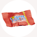 Et rødt slik fra Tony's Chocolonely med gult klistermærke